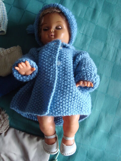 PETITE POUPEE ANCIENNE AVEC SES VETEMENTS
ANNEE  1950/60 25 Villev�que (49)