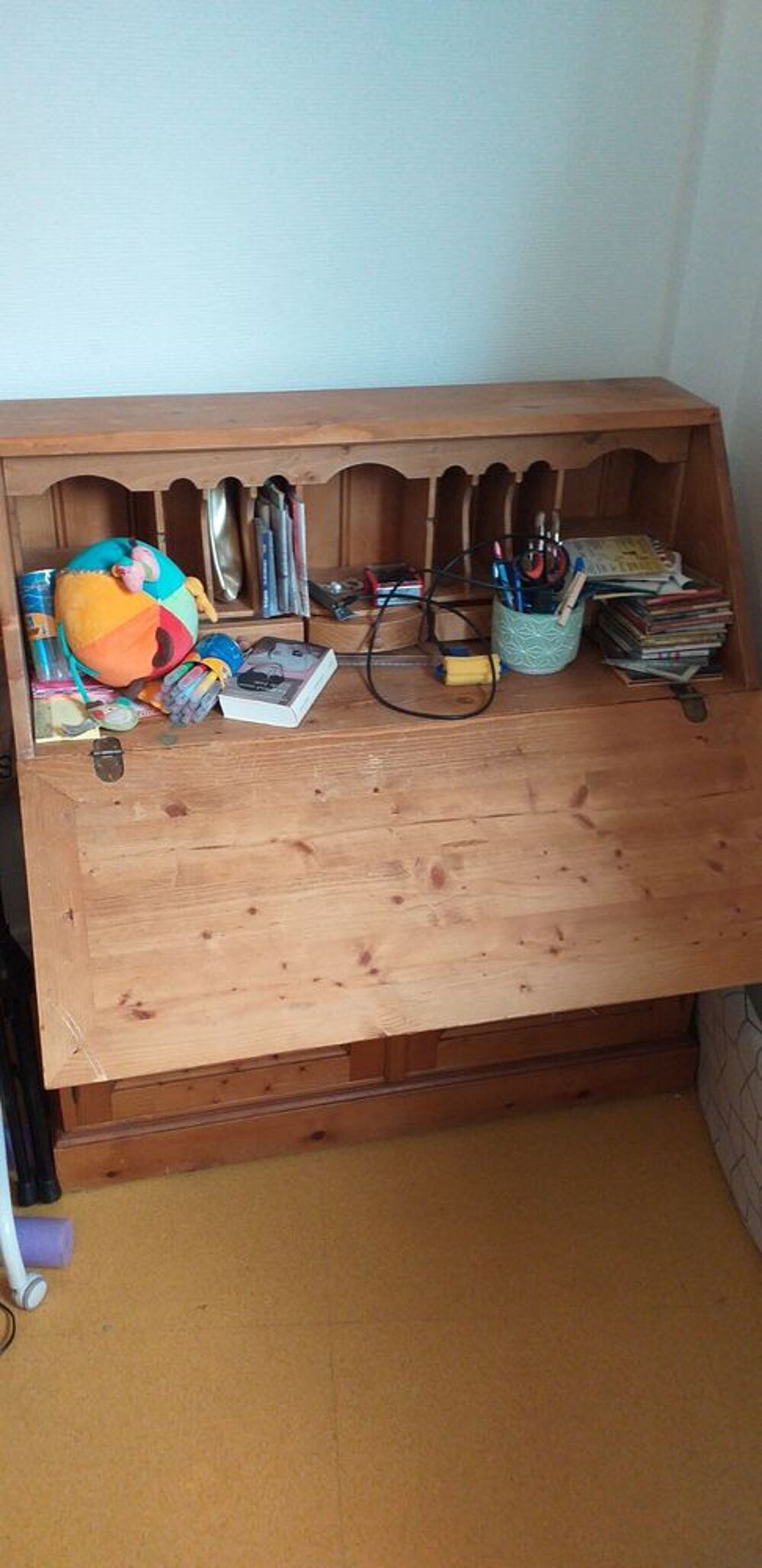 secr&eacute;taire et chaise en tr&egrave;s bon &eacute;tat Meubles