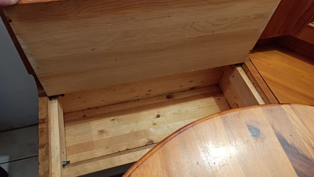 Table et bancs coffre en pin Meubles