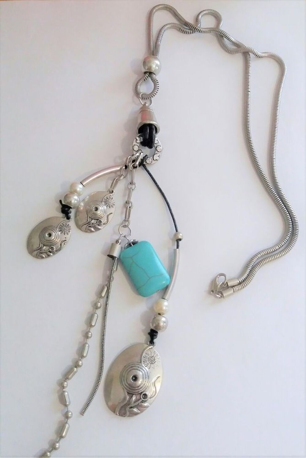 Collier sautoir mode &agrave; breloque m&eacute;tal argent ethnique Bijoux et montres