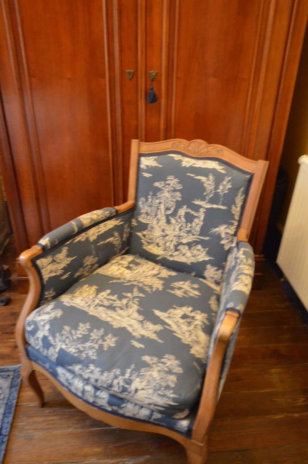 Chambre constitu&eacute;e d'un lit, d'une armoire et d'un fauteuil Meubles