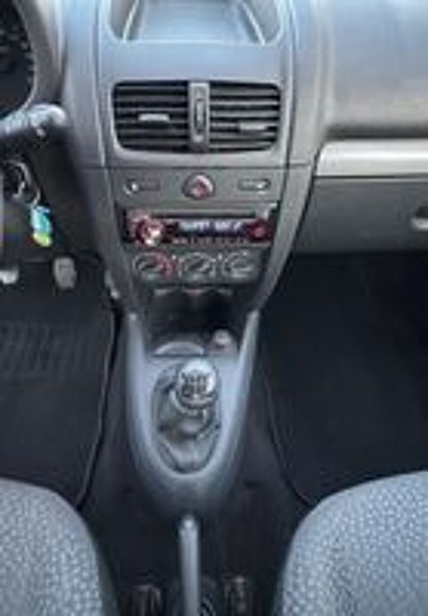 Clio CAMPUS 1.2 PACK CLIM. 2011 4 CV. TBEG GAR. MEC. 2011 occasion 78300 Poissy