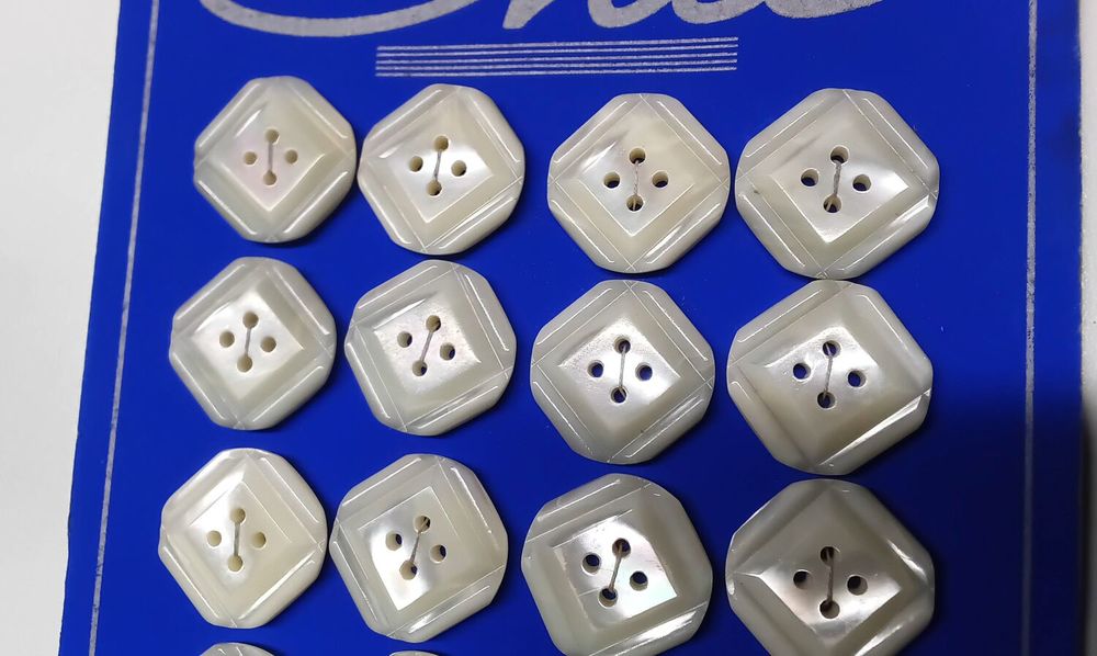 24 boutons mercerie vintage nacre v&eacute;ritable " GRAND CHIC" Maroquinerie