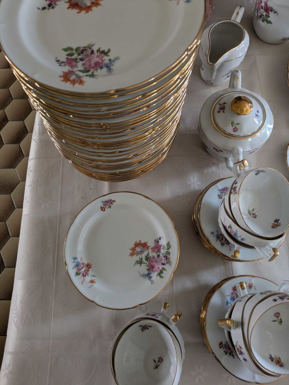 Service de table complet en porcelaine de France Décoration