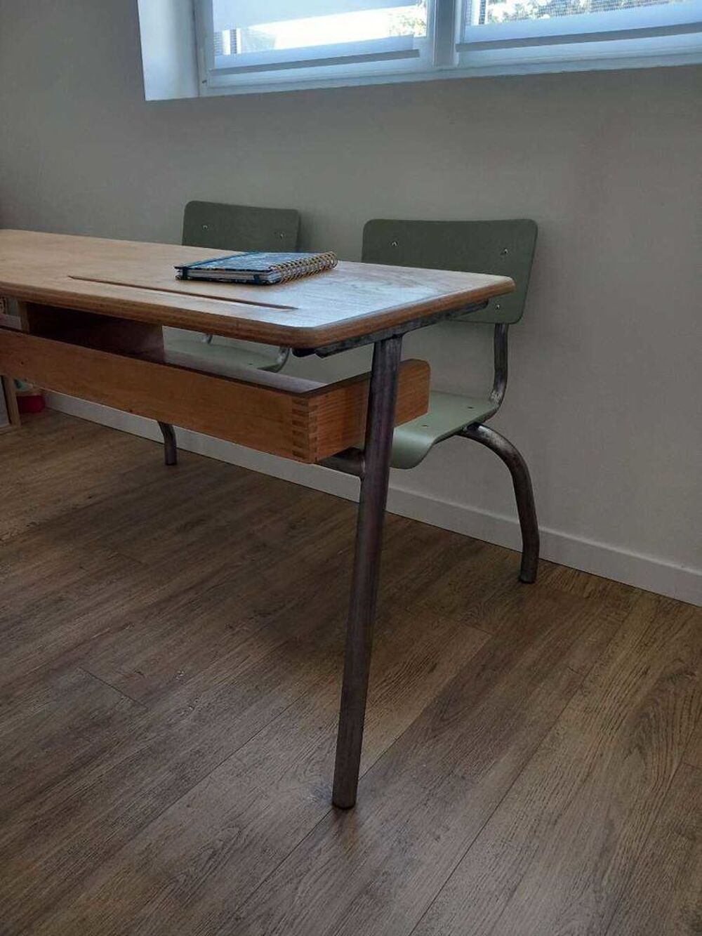 Vendu : table d'&eacute;colier/ pupitre Meubles