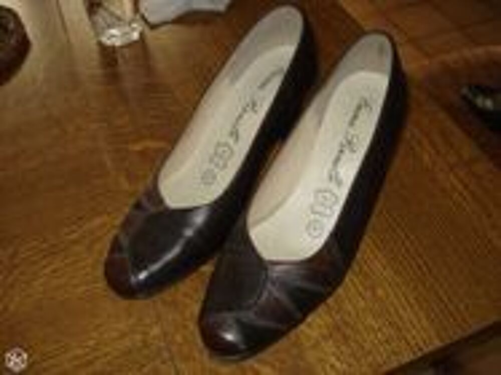 2 paires souliers femme noire et une marron cuir Chaussures