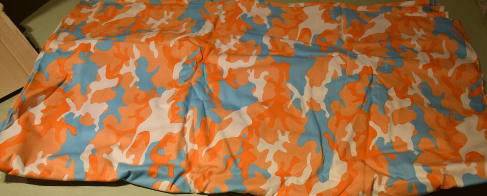 Coupon de Tissu Camouflage Orange Ecorce 4m x 1.78m neuf. Décoration