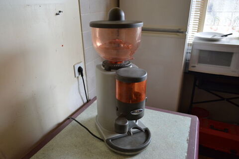 Moulin � caf� de bar et d'occasion SAN MARCO
140 Saint-P�re (35)