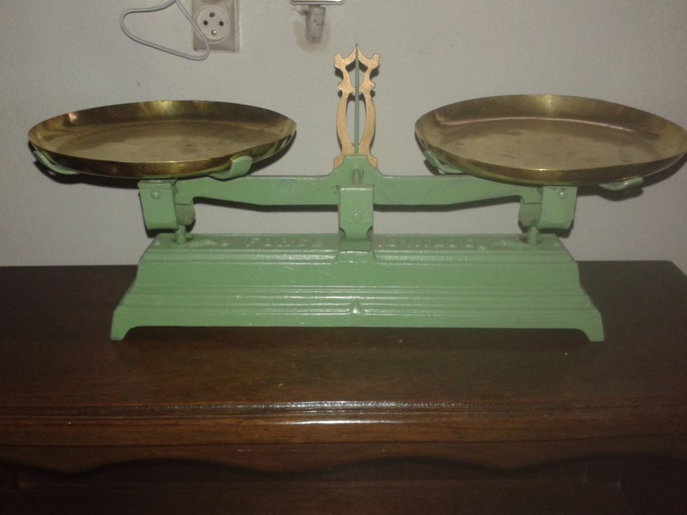 Balance 10 kgs ancienne avec plateaux en cuivre jaune Décoration