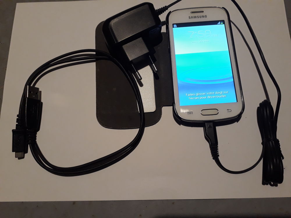 T&eacute;l&eacute;phone portable Samsung Galaxy GT-S7 390G T�l�phones et tablettes