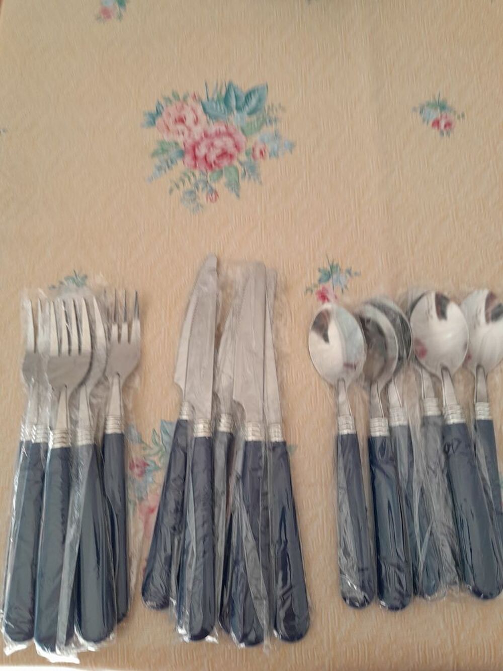 Lot de fourchettes, couteaux et petites cuill&egrave;res neuf. Décoration