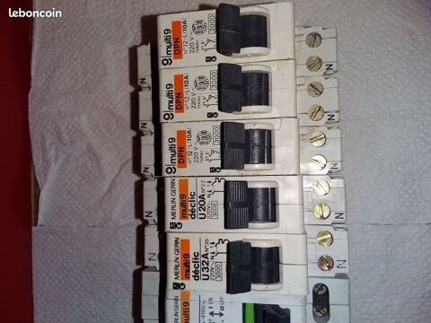 Lot de 5 disjoncteurs + 4 interrupteurs merlin gerin
14 Serres-Castet (64)