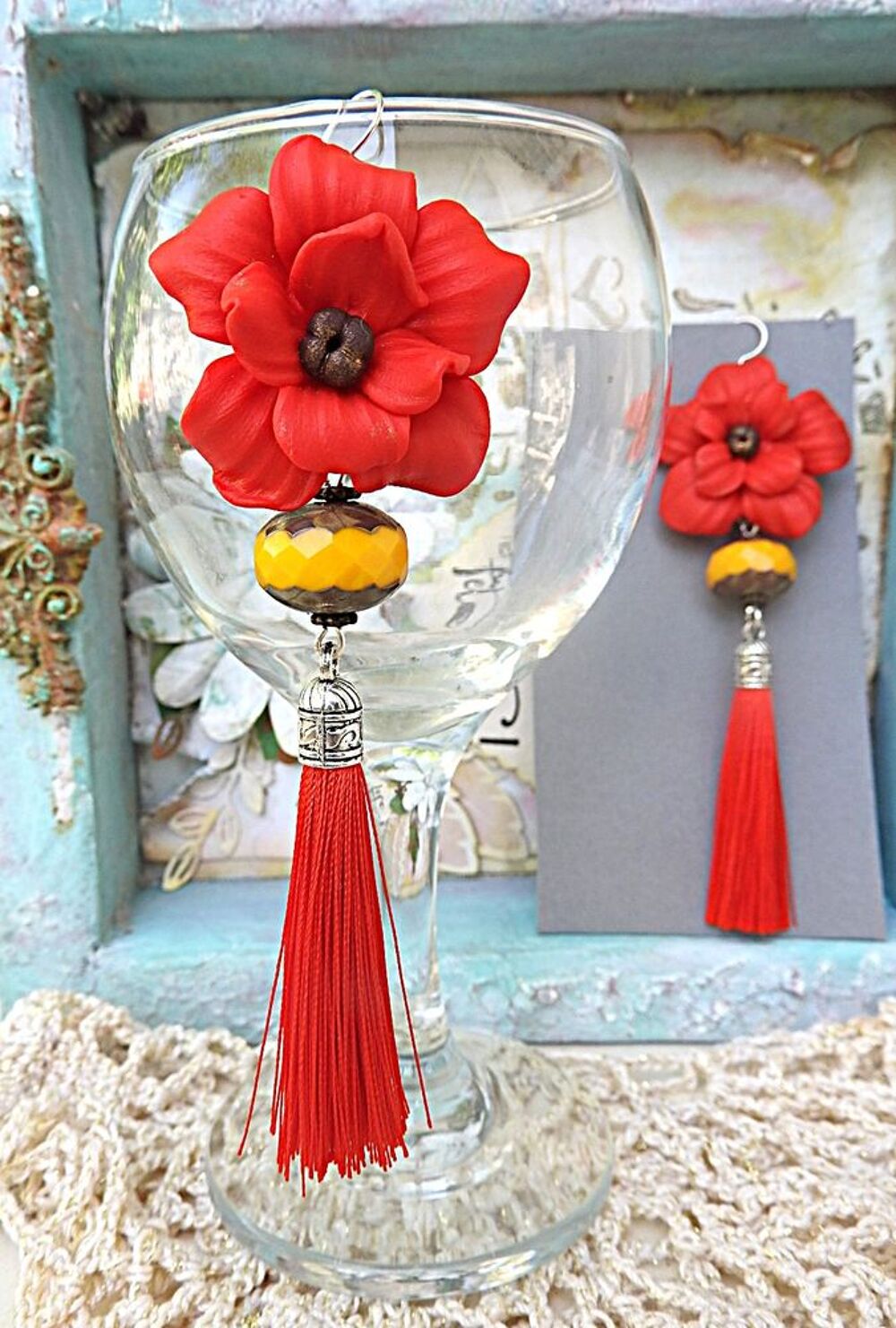 boucles d oreilles rouges avec les fleurs de coquelicot. Bijoux et montres