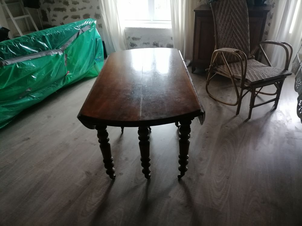 TABLE RONDE ANCIENNE EN NOYER. Meubles