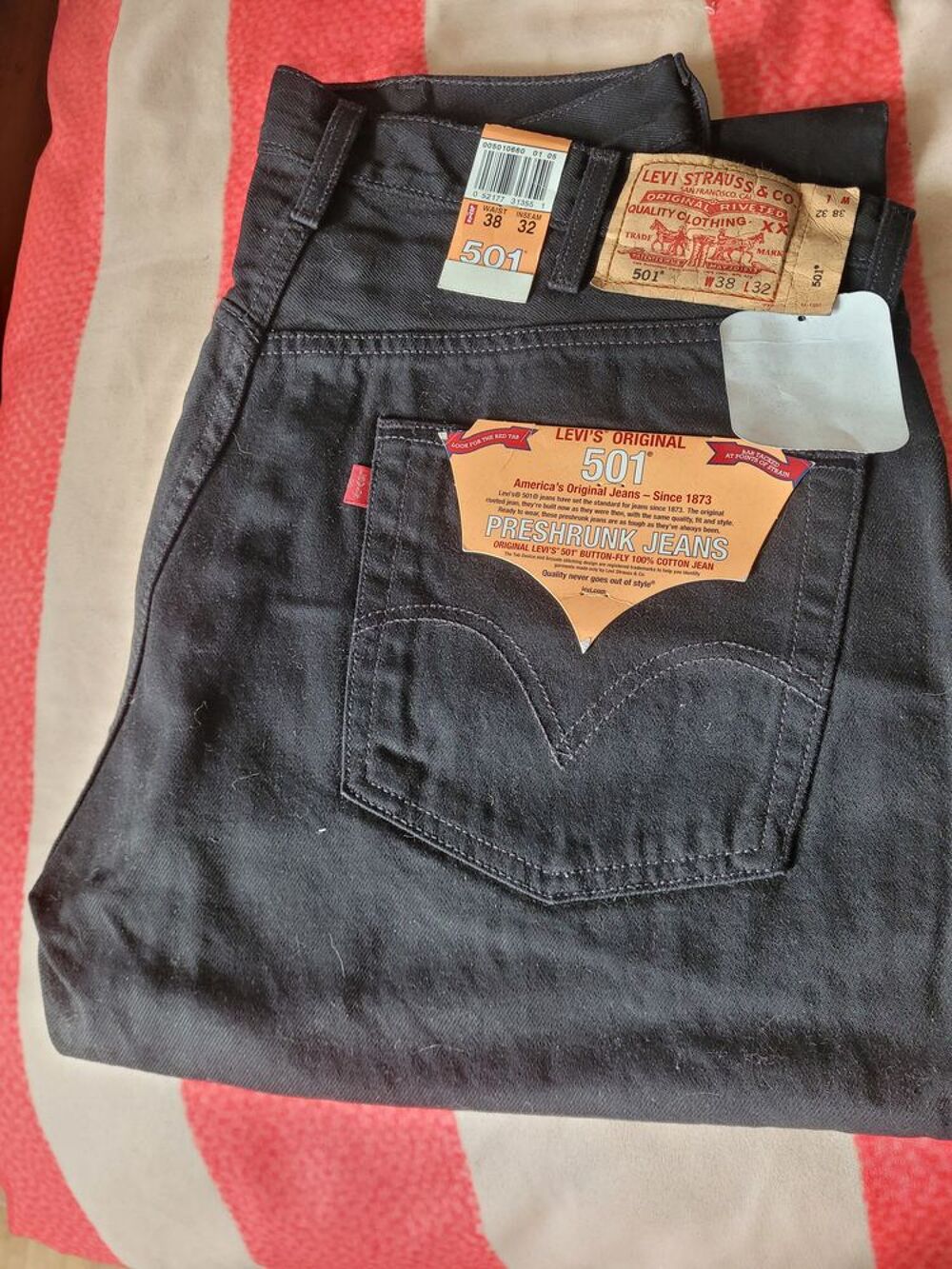 Jeans Lewis 501 neufs jamais port&eacute;s Vêtements