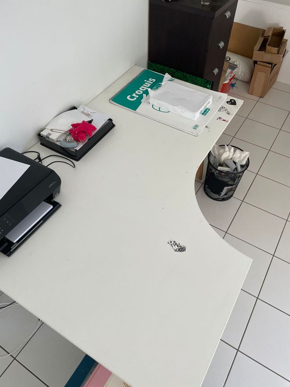 bureau avec tr&eacute;pieds Meubles
