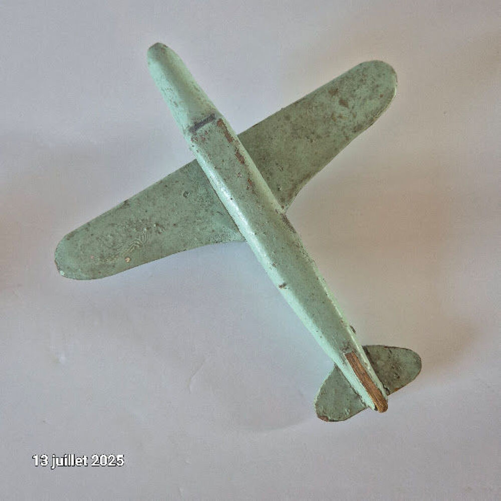 Petit avion miniature en bois plein , ancien, et fran&ccedil;ais Jeux / jouets