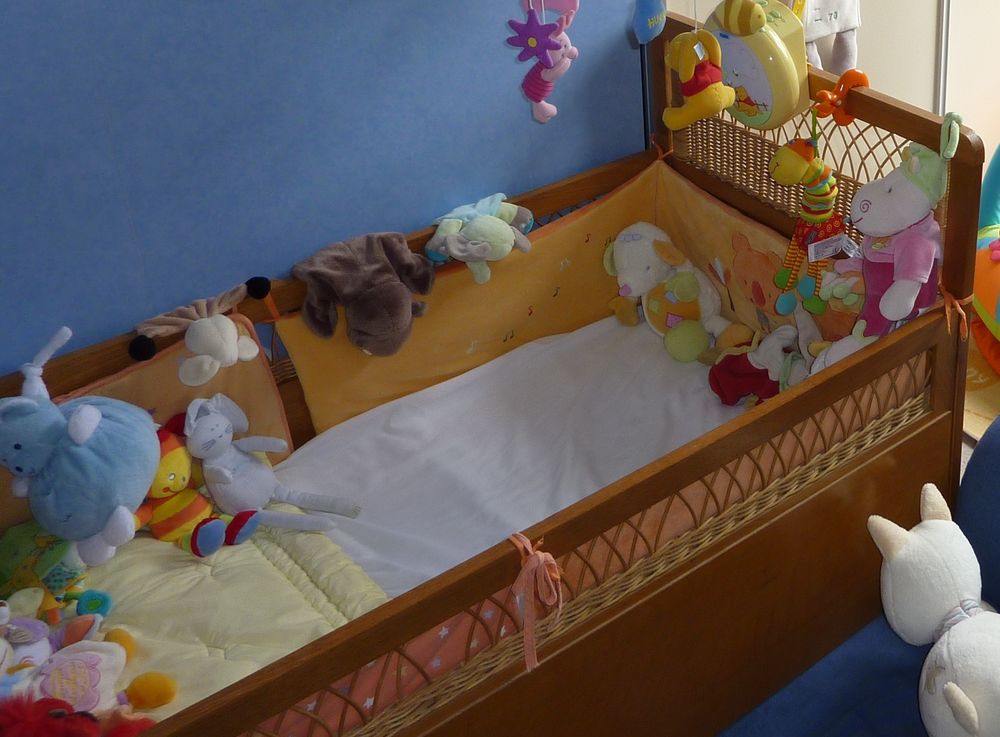 LIT BEBE VINTAGE 1970s EN BOIS ET ROTIN
Meubles