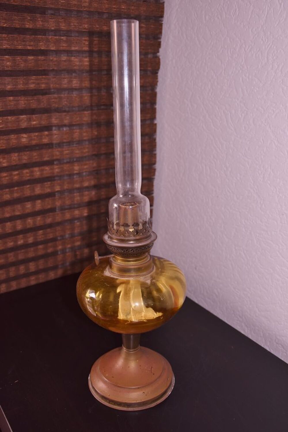 Jolie ancienne lampe &agrave; p&eacute;trole. Cuivre et verre.Tr&egrave;s bon &eacute;t Décoration