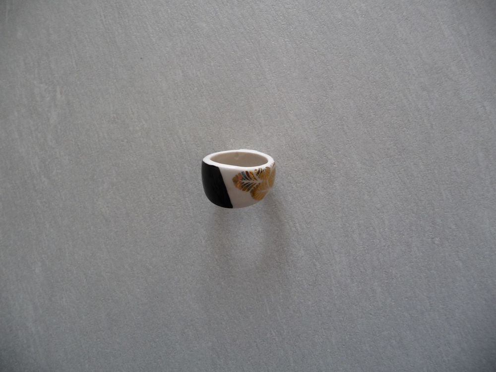 Bague en porcelaine motif dor&eacute; et noir Bijoux et montres