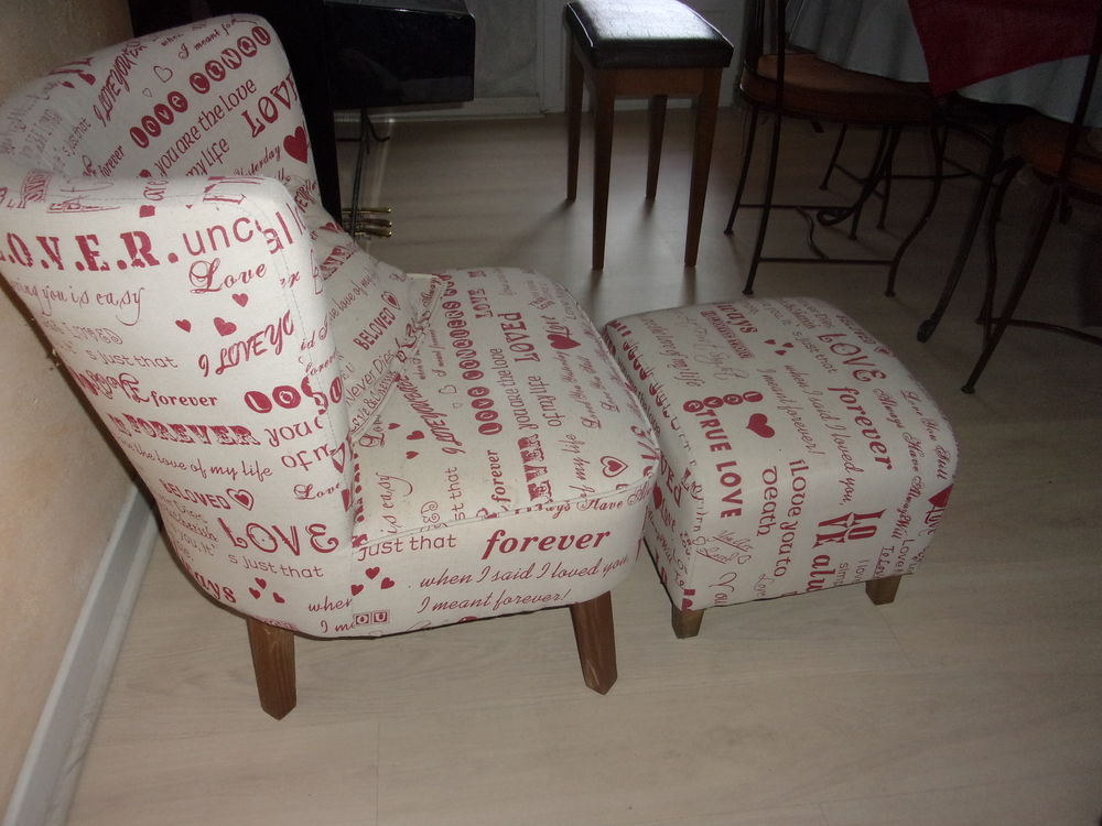Fauteuil scandinave avec repose pieds et coussins imprim&eacute; "I Meubles
