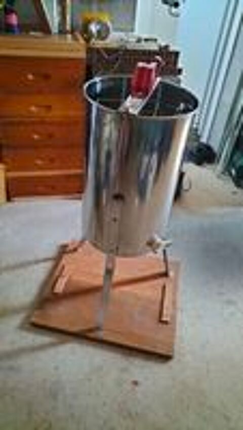   Lot complet d'apiculture ? 3 ruches Dadant + essaim Buckfast 