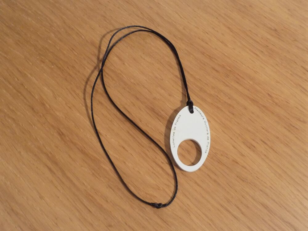 Collier/ Sautoir avec son Anneau Oval en Plastique Blanc Bijoux et montres