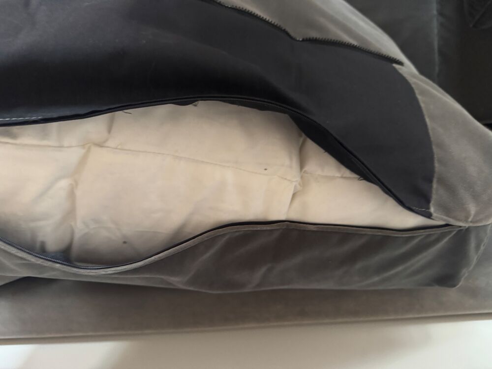 Canap&eacute; deux places velours gris D�coration