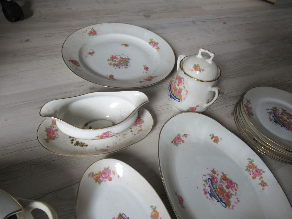 Ensemble de 60 pi&egrave;ces de vaisselle Art D&eacute;co, &eacute;tat tr&egrave;s bon. Décoration