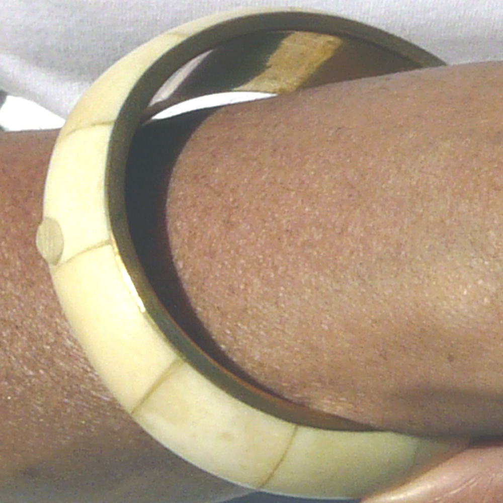Bracelet couleur Ivoire en Os ou mati&egrave;re Naturelle lourd et Bijoux et montres