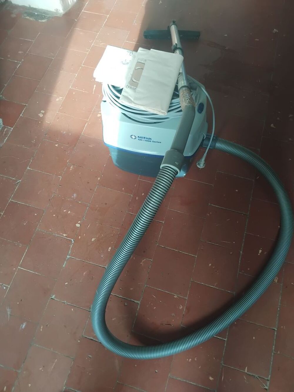 Aspirateur professionnel nilfisk 1000 Electroménager