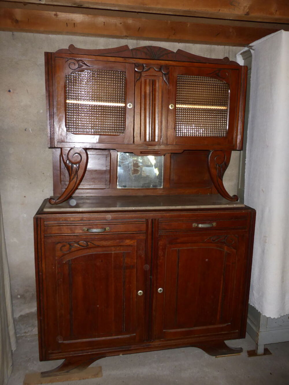 Buffet en bois plein 4 portes et deux tiroirs
Meubles