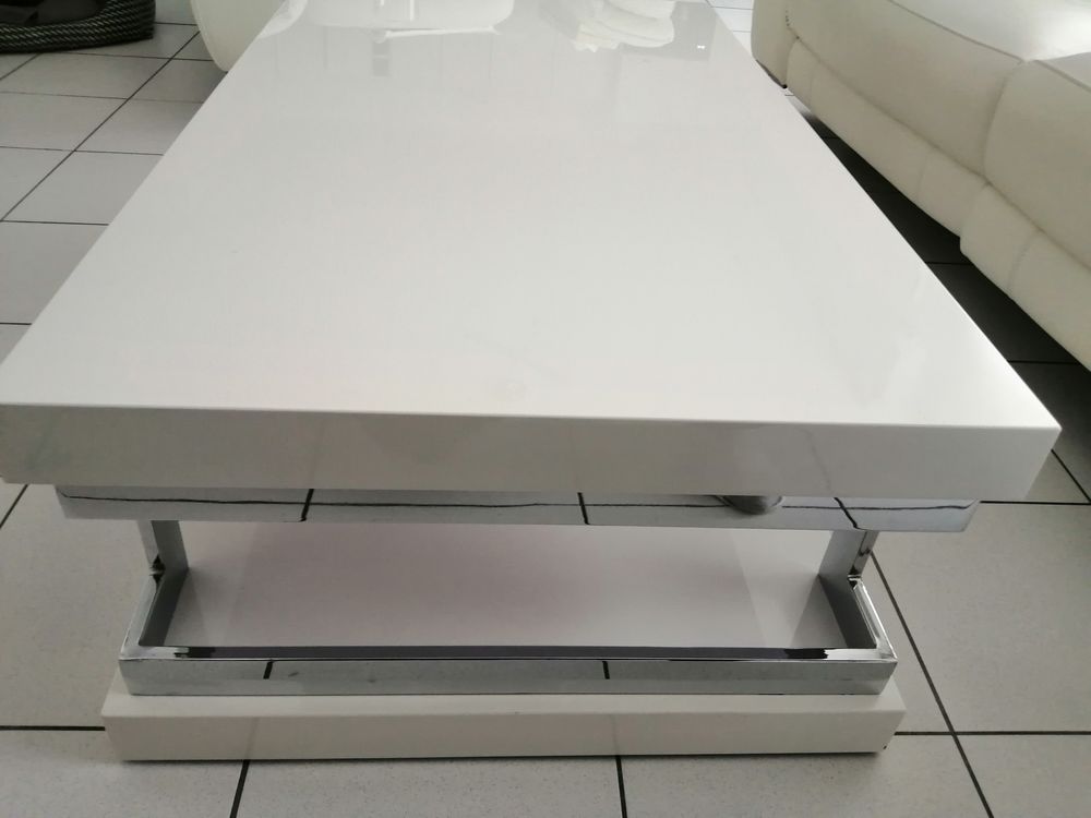 Table basse laqu&eacute;e blanc, finition chrom&eacute;e Meubles