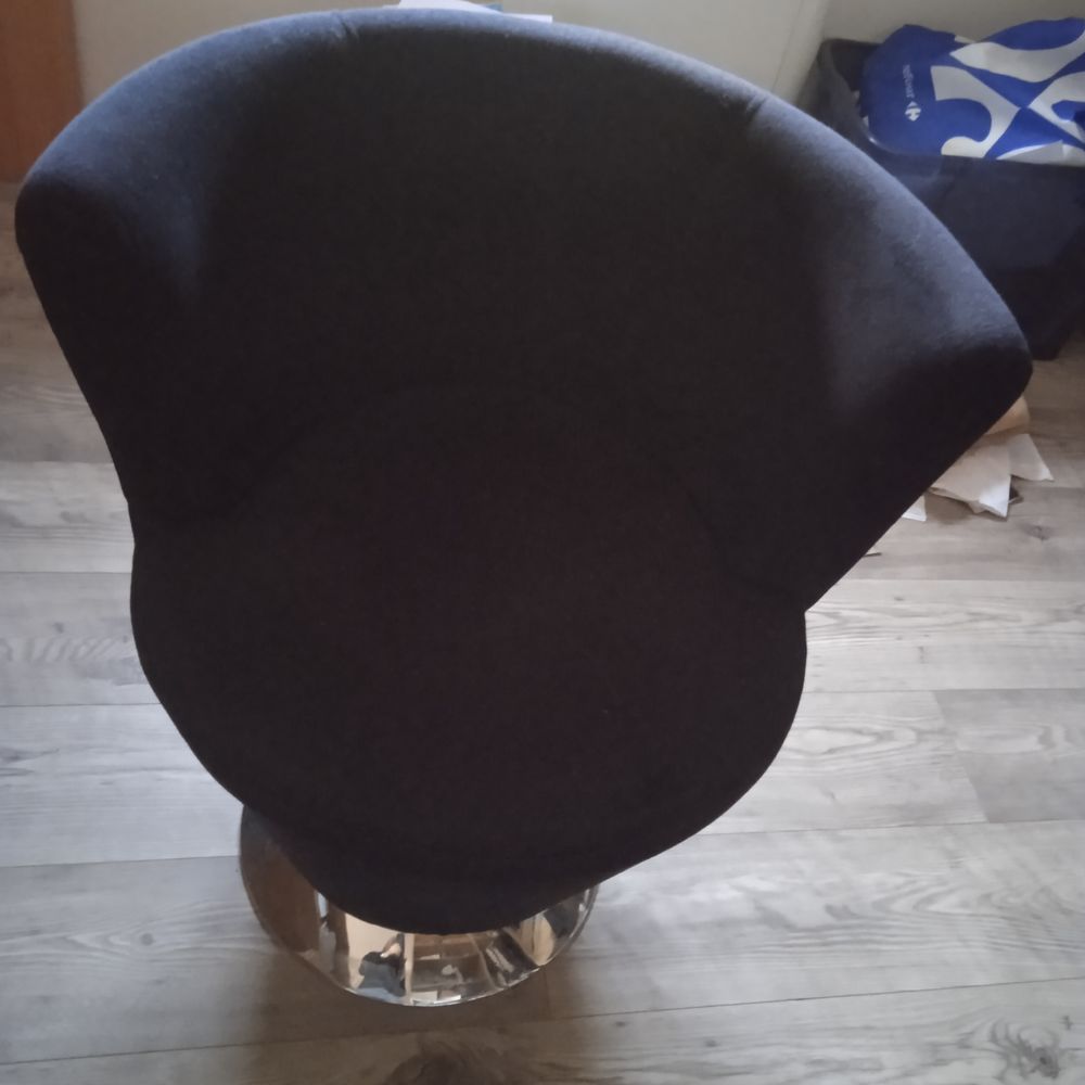 Grand Fauteuil pivotant noir 360&deg; pied inox il fait 78 cm Meubles