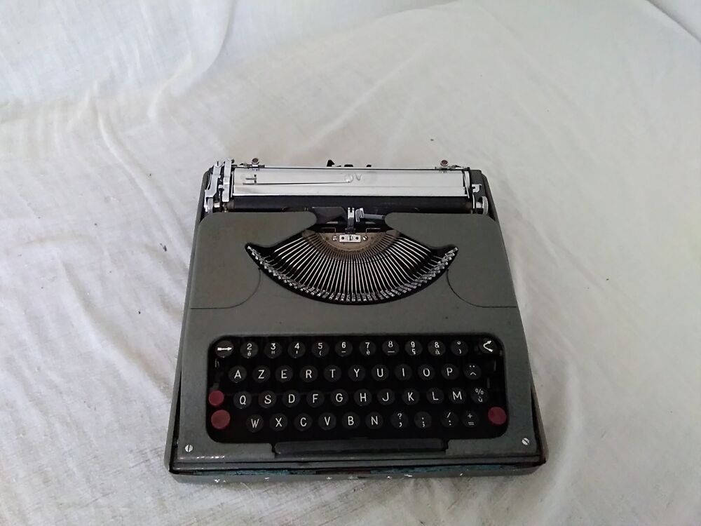 Machine &agrave; &eacute;crire de ma M&eacute;m&eacute;, garantie d'&eacute;poque. 