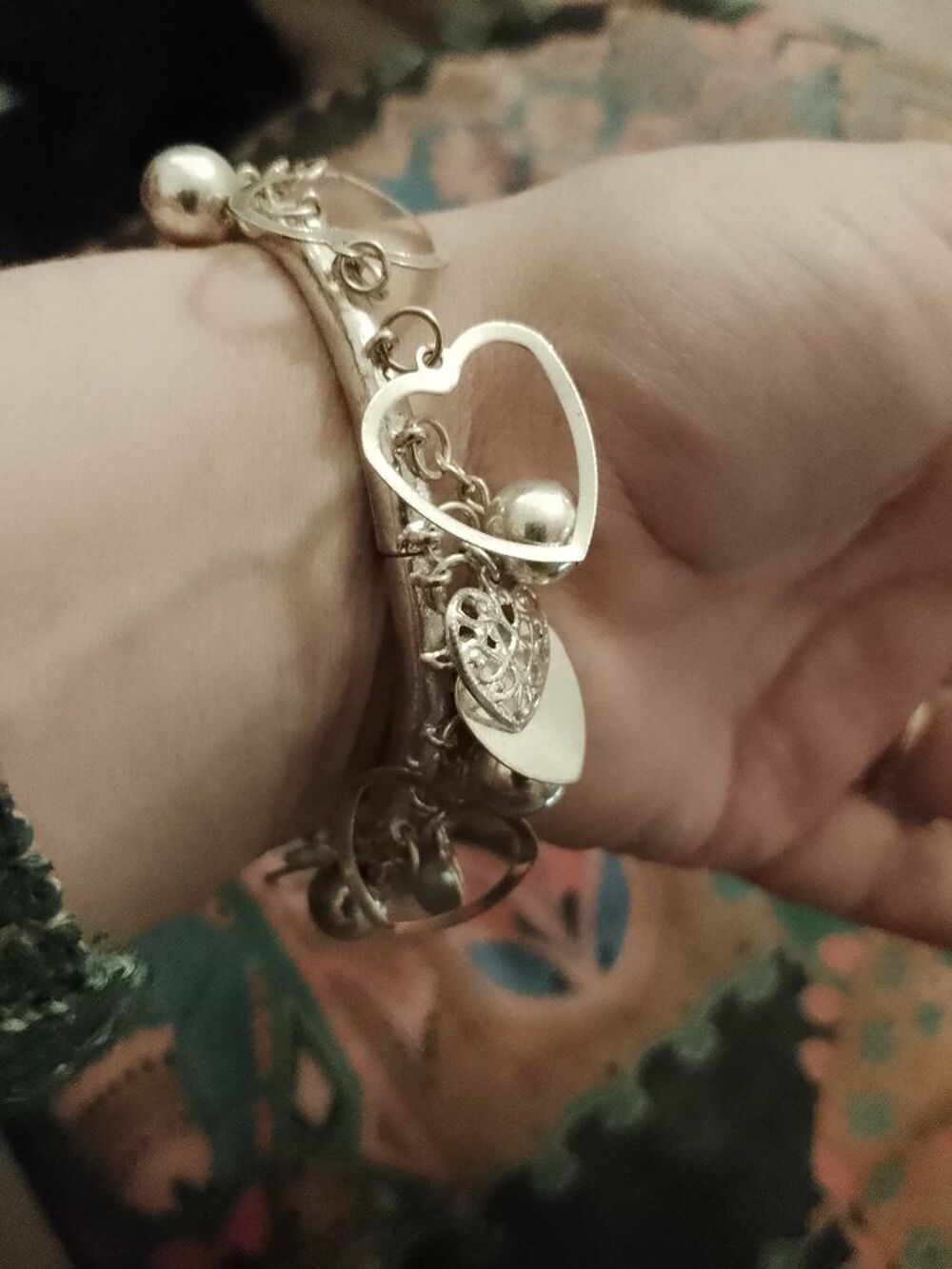 bracelet en m&eacute;tal argent&eacute; th&egrave;me coeurs enfants. Bijoux et montres