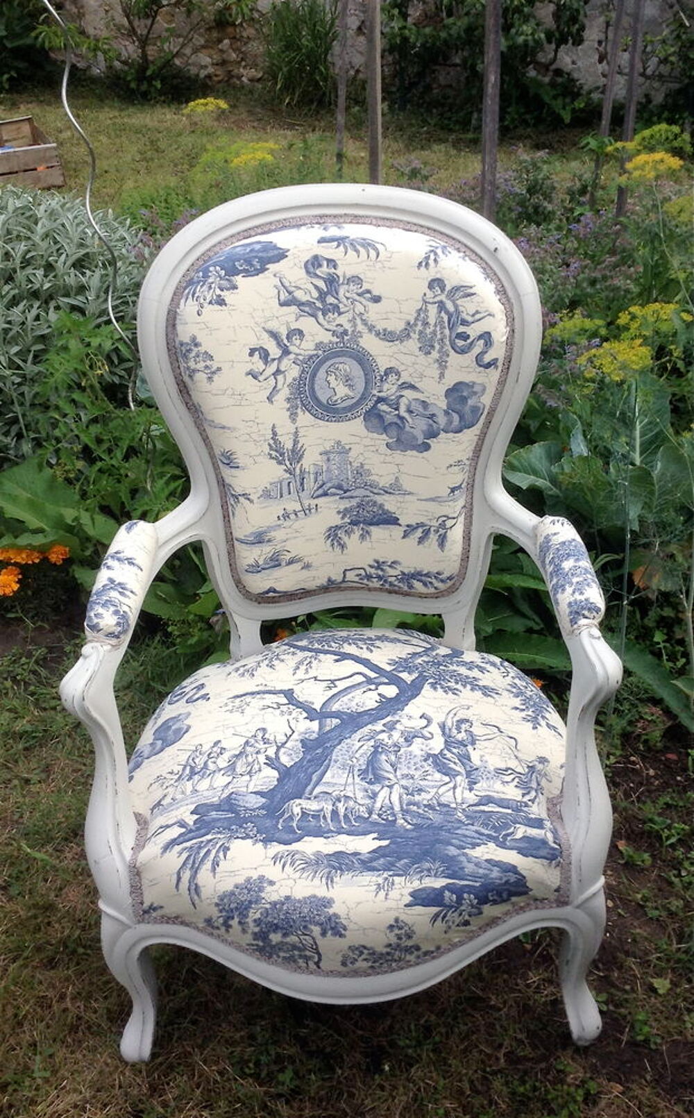 Fauteuil Louis Philippe. Restauration r&eacute;cente. Meubles