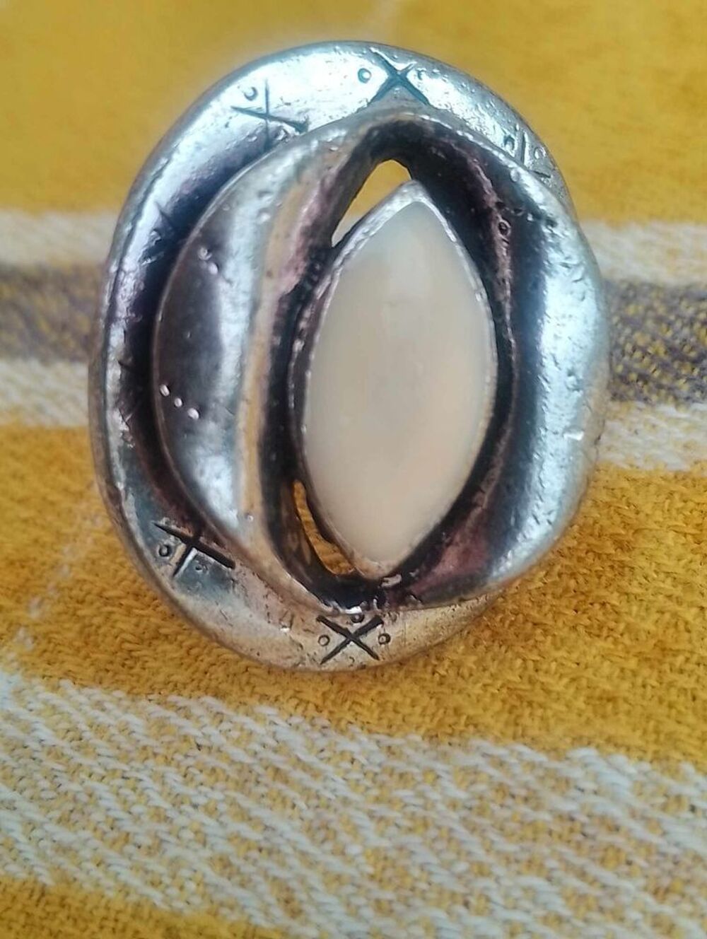 Bague Fantaisie M&eacute;tal Vieilli Argent&eacute; avec Pierre Emaill&eacute;e Bijoux et montres