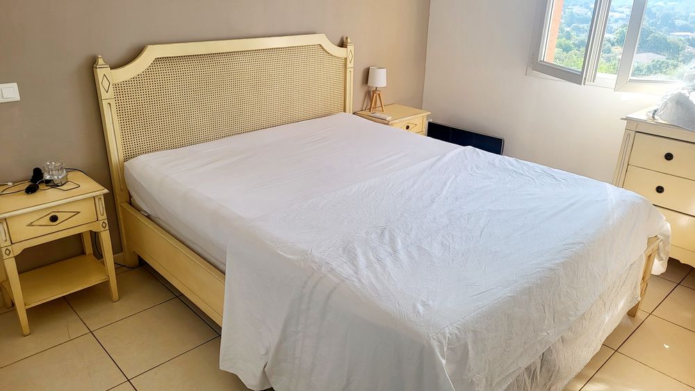Lit + commode + 2 chevets Meubles