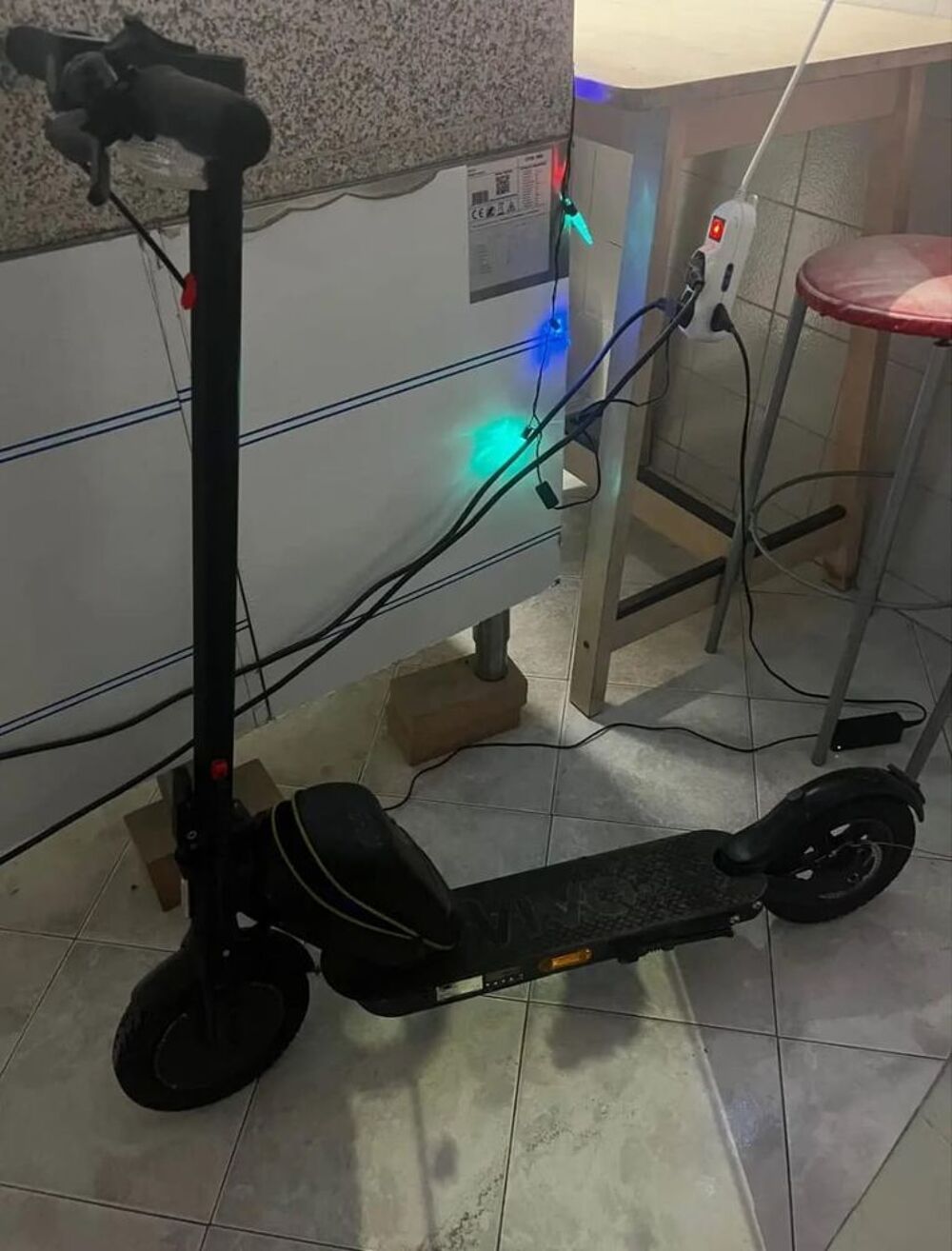 Trottinette &eacute;lectrique noire Vélos