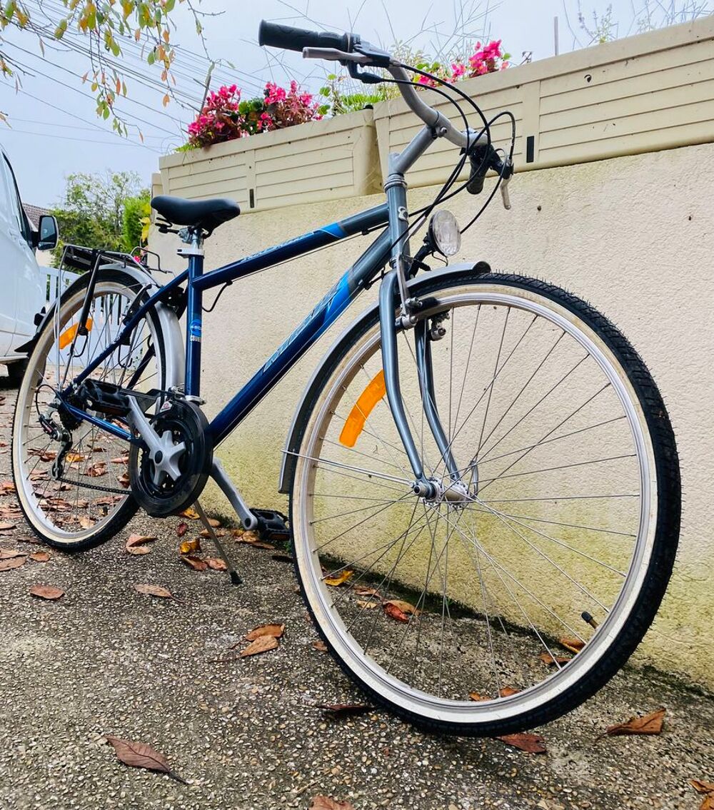V&eacute;lo femme &eacute;ventuellement mixte bon &eacute;tat. Peu servi. Vélos