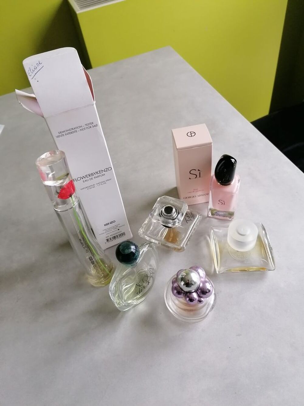 Bouteilles de parfum vides 