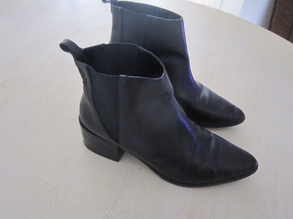 Une paire de boots Femme Chaussures