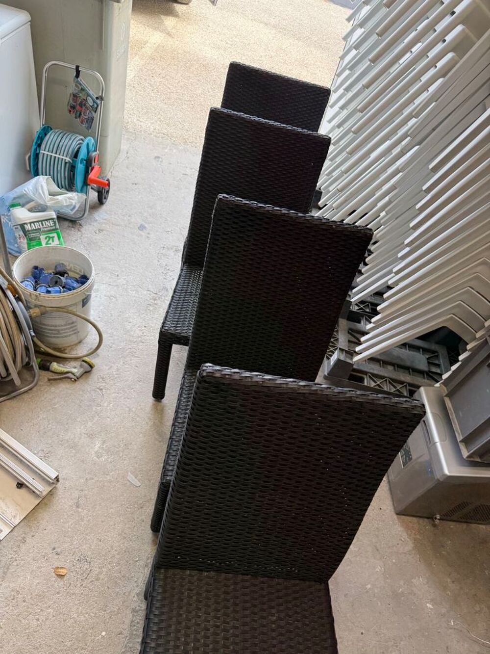 Lot de 4 chaises en r&eacute;sine tress&eacute;e noire €" Tr&egrave;s bon &eacute;tat Meubles