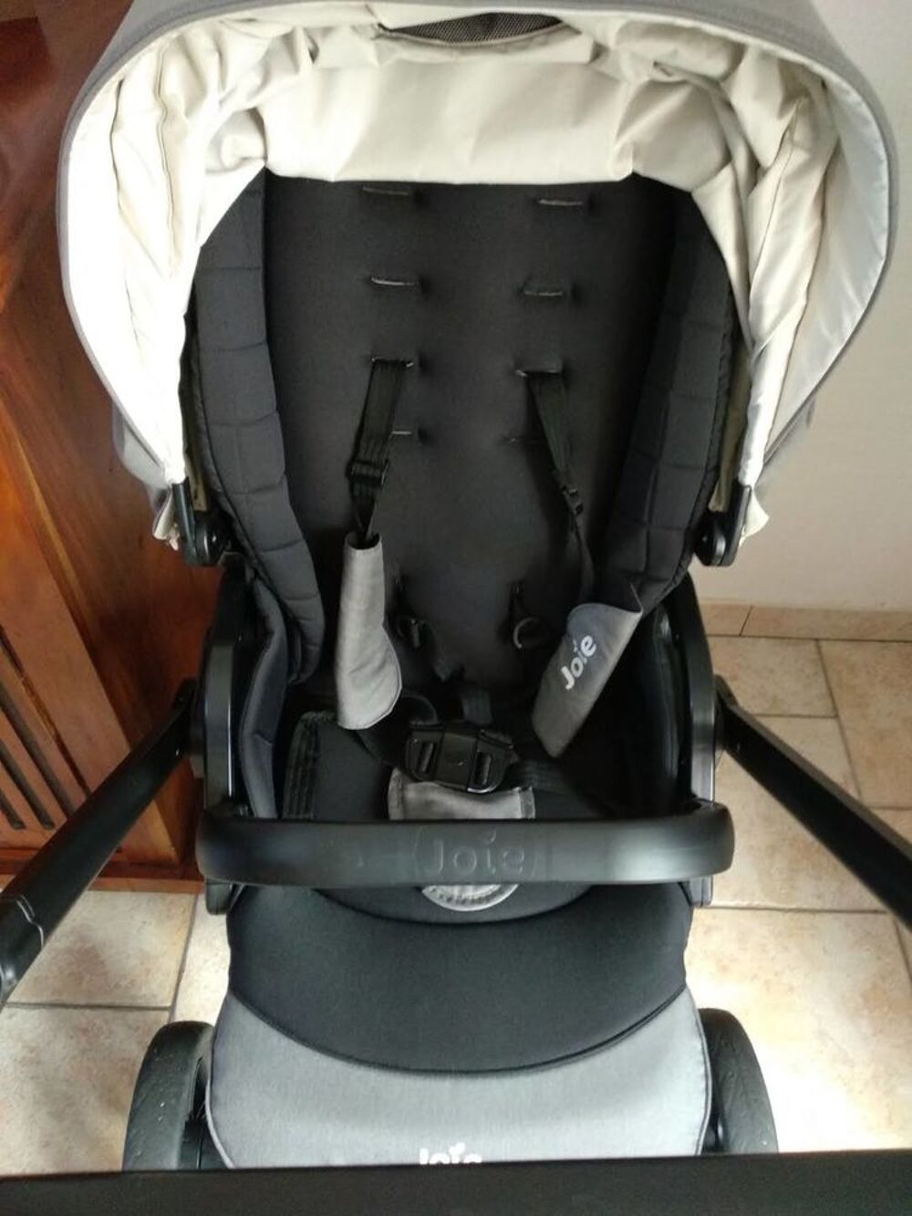 Poussette Joie chrome face maman et route Puriculture
