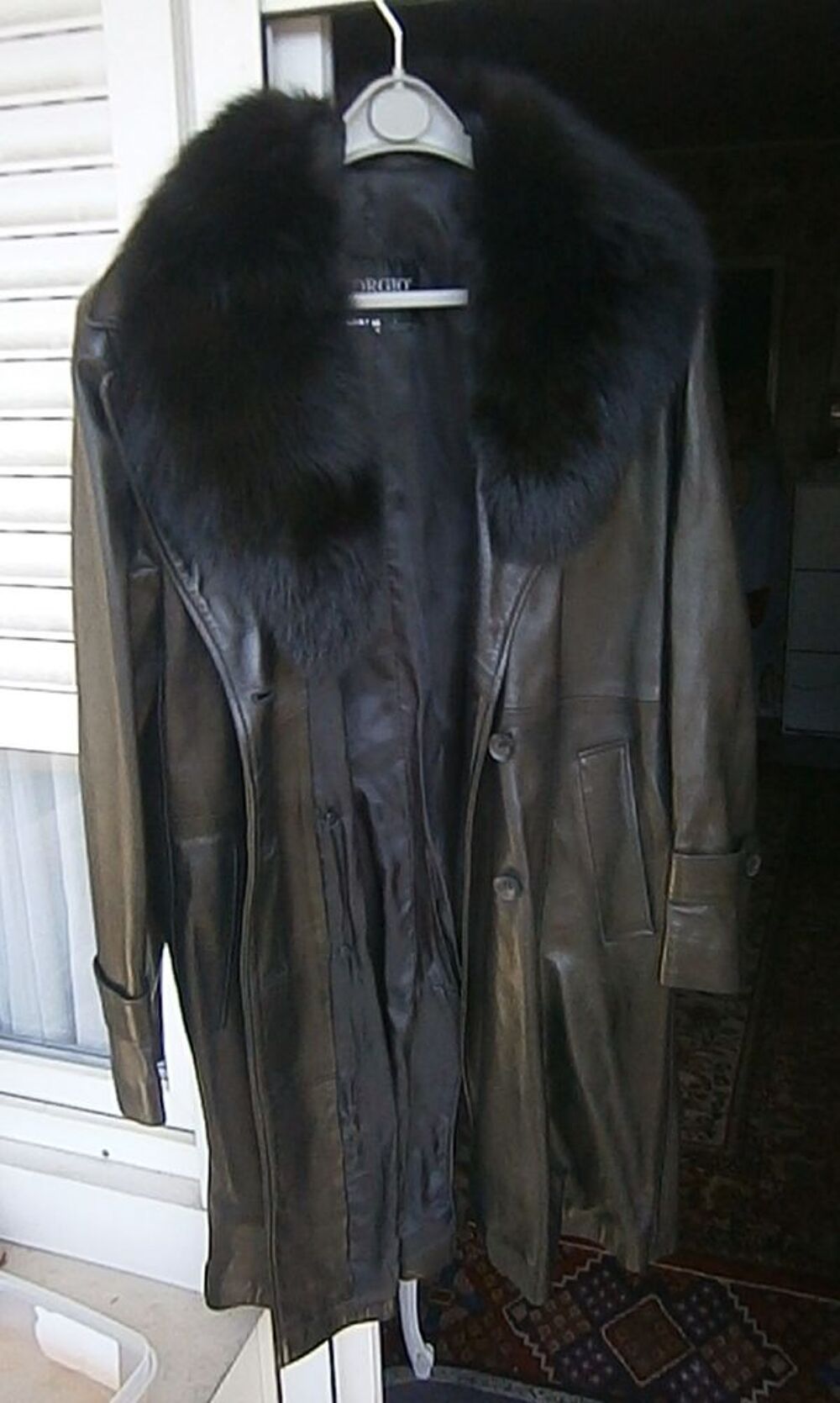 3 manteaux en Vison 
1 manteau cuir et daim Vêtements