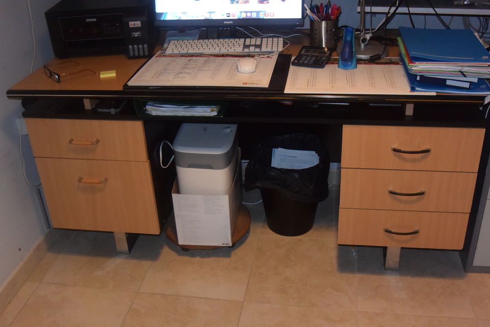 BUREAU 150 X 75 CM 5 TIROIRS. Meubles