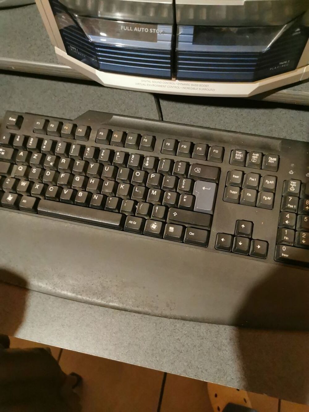 &Eacute;cran d ordinateur clavier et tour Matériel informatique