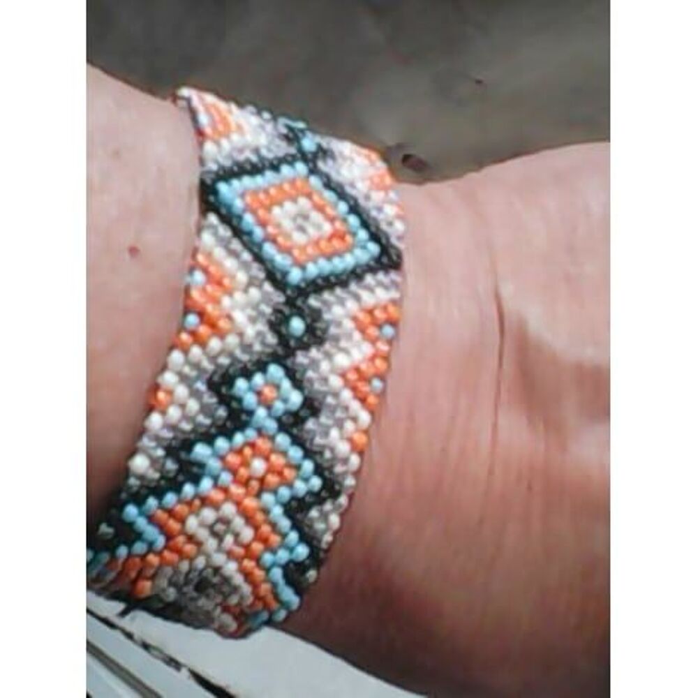 Bracelet manchette en perles
Bijoux et montres