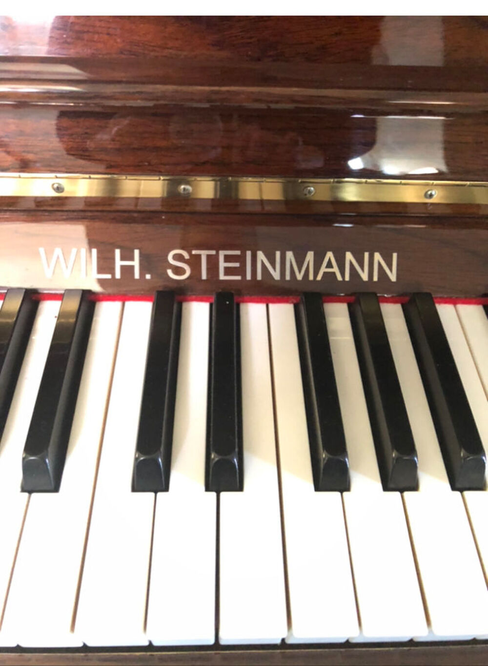 Piano droit WILH.STEINMANN, et son si&egrave;ge. Instruments de musique